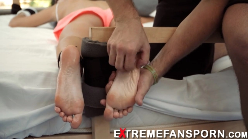 TickleTherapy – Annet balcony foot tickle therapy