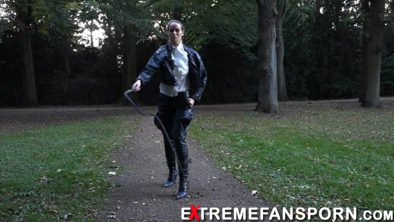 FemdomFoto - Lady Iveta - Walking And Cracking (German)