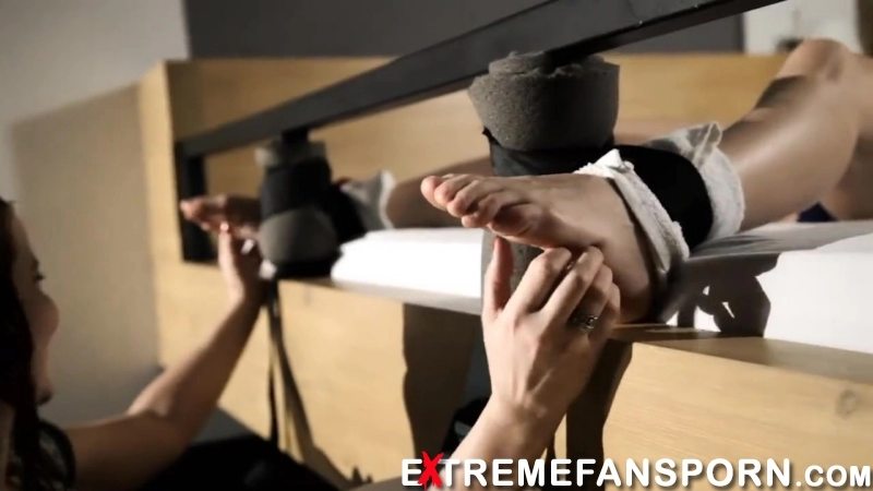 TickleTherapy – Powerlifter Nataly foot tickle therapy