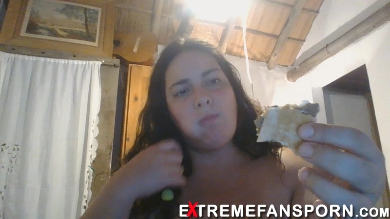 Yourkinkybbw – BBW LATINA eating a POOP sandwich