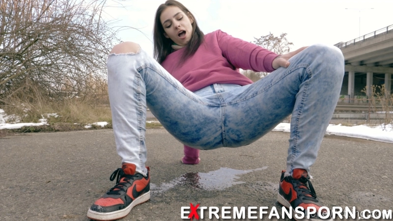 Alexa Throat – Wetting jeans