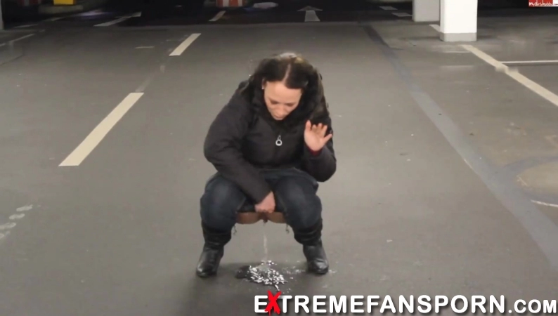 FetishWorld – urinating in the parking garage