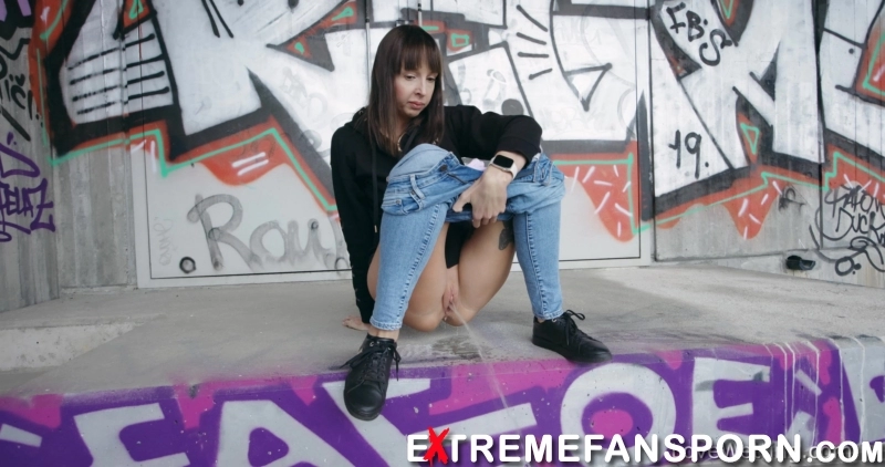 Joana Intense – Pissing scene 10