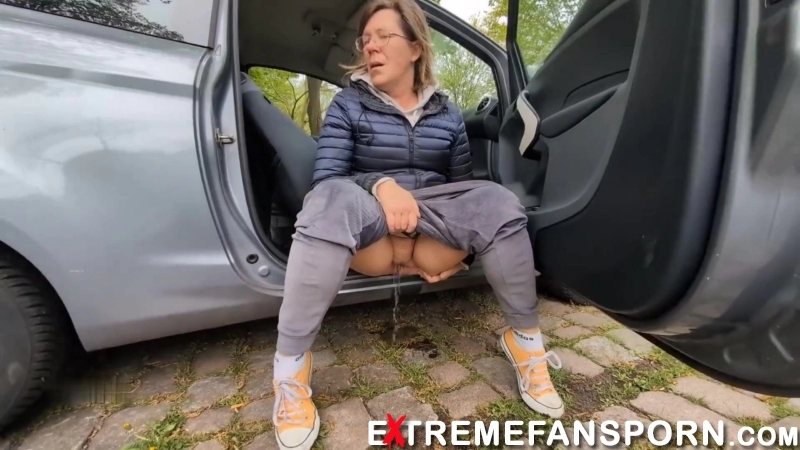 pussycat33 – Pissing from the car – My first outdoor pee this year