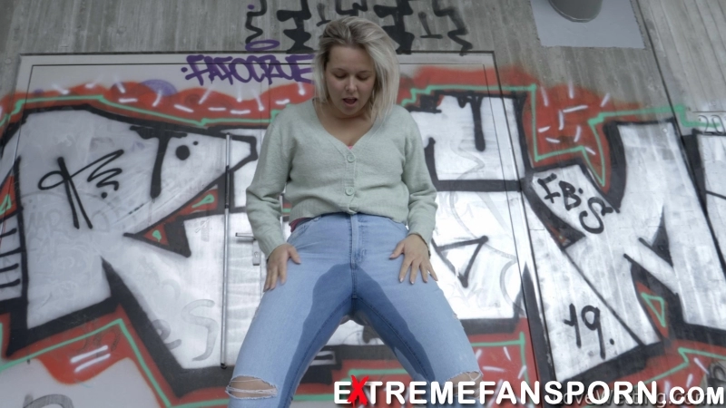 Nikki – Pissing wetting jeans