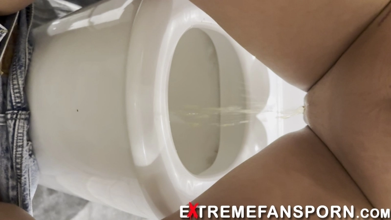 tiffstreatsxoxo – Peeing at the mall in Sydney Australia